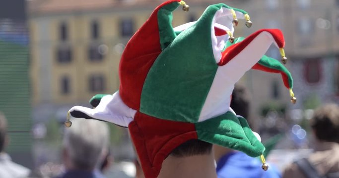 cappello di tifoso di calcio italiano che assiste agli europei alla Darsena di Milano