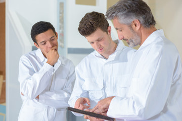 Obraz premium teacher with students in craft class