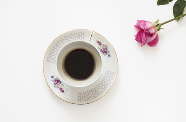 un romantico mazzolino di fiori ,accompagna il primo caffè del mattino