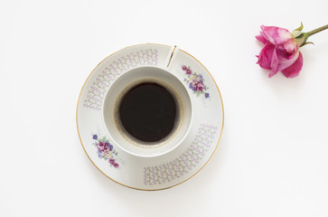 un romantico mazzolino di fiori ,accompagna il primo caffè del mattino