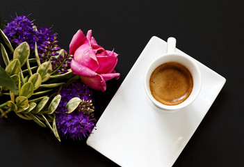 un romantico mazzolino di fiori ,accompagna il primo caffè del mattino