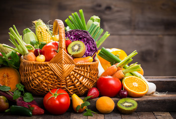 Fruits et légumes frais dans le panier