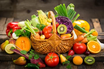 Gordijnen Verse groenten en fruit in de mand © pilipphoto