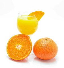 Orange juice and slices of orange