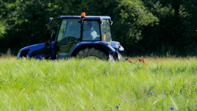 slow motion di trattore che lavora in campi della Pianura Padana - Italia