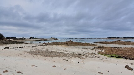 Marée basse sur la baie de Port-Blanc à Penvénan en Bretagne