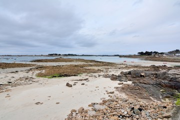 La baie de Port-Blanc à marée basse en Bretagne . France