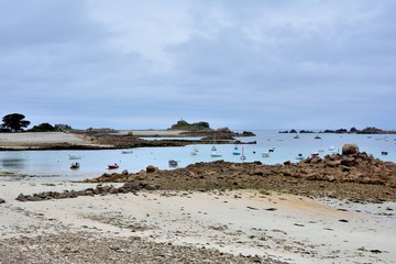 Vue sur les îlots à marée basse à Port-Blanc Penvénan