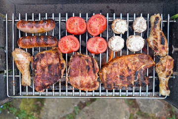 Fleisch und Gemüse auf Holzkohlegrill