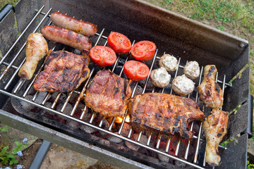 Fleisch und Gemüse auf Holzkohlegrill