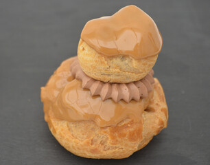 religieuse au café