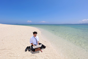 沖縄の美しいビーチで寛ぐ男性