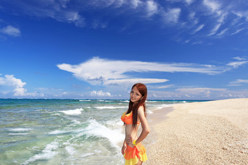 南国沖縄の美しいビーチで寛ぐ女性