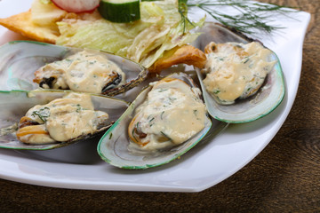 Baked mussels in cream sauce