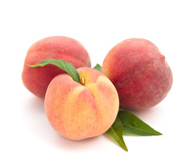 Fototapeta na wymiar Ripe peaches with leaves.