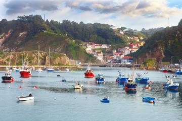 Bateaux dans le port de pêche de Cudillero, Asturias, Espagne