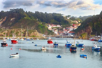 Papier Peint photo Ville sur leau Bateaux dans le port de pêche de Cudillero, Asturias, Espagne