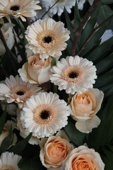 Helle Gerberas und Rosen im Trauerkranz