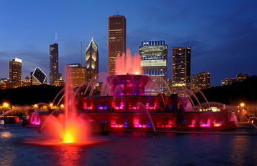 Buckingham Fountain at night in Grant Park in Chicago, Illinois