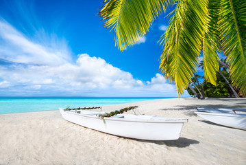 Weißer Strand mit türkisblauem Wasser und Palmen - obrazy, fototapety, plakaty