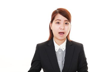 驚いた表情のビジネスウーマン