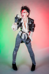 Femme Rock et gants noirs