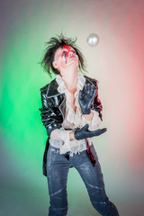 Femme Rock et gants noirs