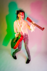 Fototapeta premium Femme et guitare cassée