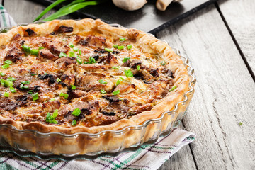 Tart with chicken, mushrooms and cheese