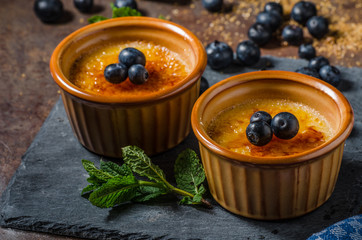 Creme brulee with berries