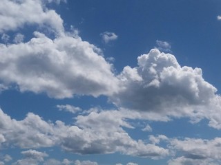 Fototapeta na wymiar Wolkenstimmung und blauer Himmel