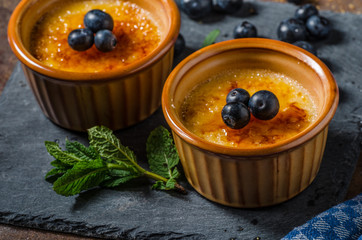 Creme brulee with berries
