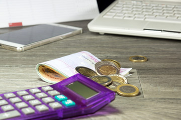 Ein Taschenrechner und Geld