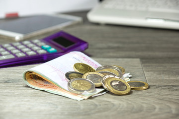 Ein Taschenrechner und Geld