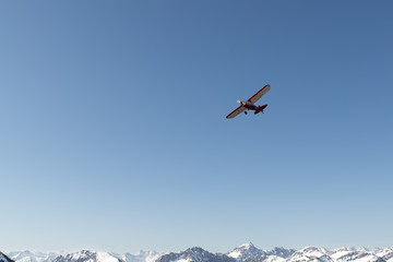 Fototapeta na wymiar plane flying over the alps