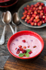 Wild strawberries with sour cream
