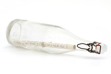 Flaschenpost isoliert auf weißem Hintergrund