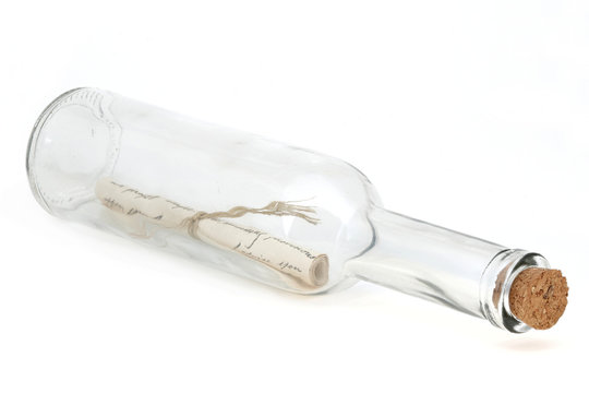 Flaschenpost isoliert auf weißem Hintergrund