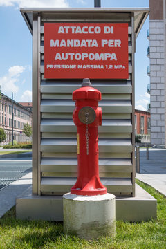 Idrante rosso  a colonna soprasuolo