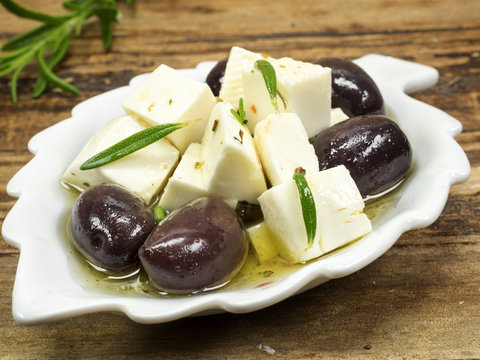 Feta gewürfelt aus Ziegnmilch in Öl mit Oliven