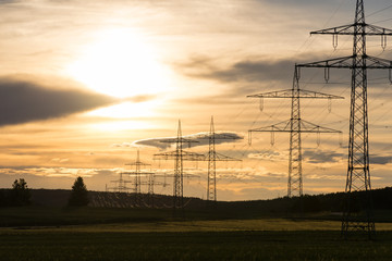 Strommasten bei Abenddämmerung