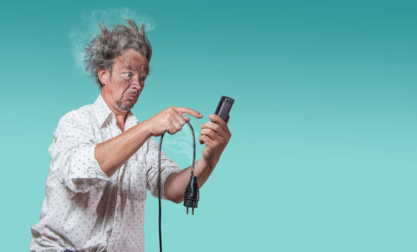 mann mit verkohltem gesicht mit defektem kabel sucht auf smartphone nach hilfe