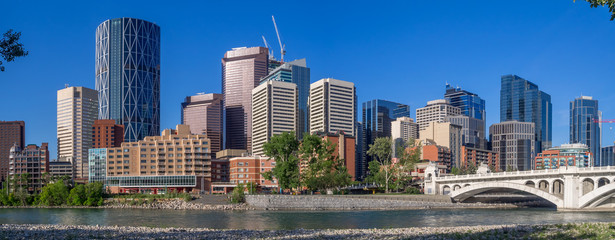 Obraz premium Calgary's skyline on a beautiful spring day. Calgary is the corporate centre of the oil industry in Canada.