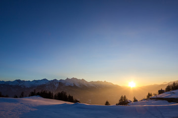 tramonto invernale in montagna