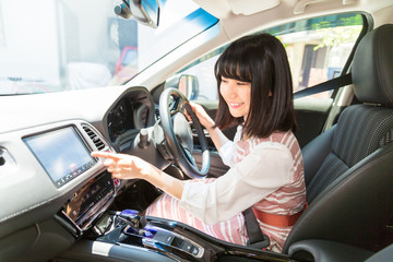 女性と自動車　カーナビ