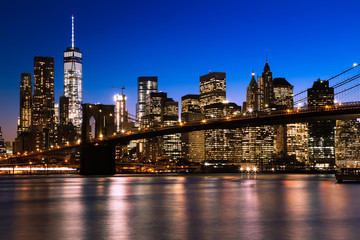 Obraz premium NOWY JORK - 10 kwietnia 2016: Widok na Most Brookliński i Nowy Jork na panoramę.