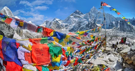 Fotobehang Mount Everest Uitzicht op Mount Everest en Nuptse met boeddhistische gebedsvlaggen van kala patthar in Sagarmatha National Park in de Nepalese Himalaya