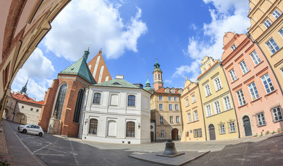 Obraz premium Warszawa, ulica Kanonia na Starym Mieście. Widok w kierunku Archikatedry oraz Kościoła Jezuitów przy Świętojańskiej