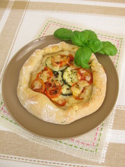 Handbrot Pizza mit Tomaten, Gurke und Käse