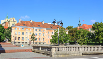 Warszawa, Rynek na Mariensztacie. W tle położony na skarpie Kościół Świętej Anny